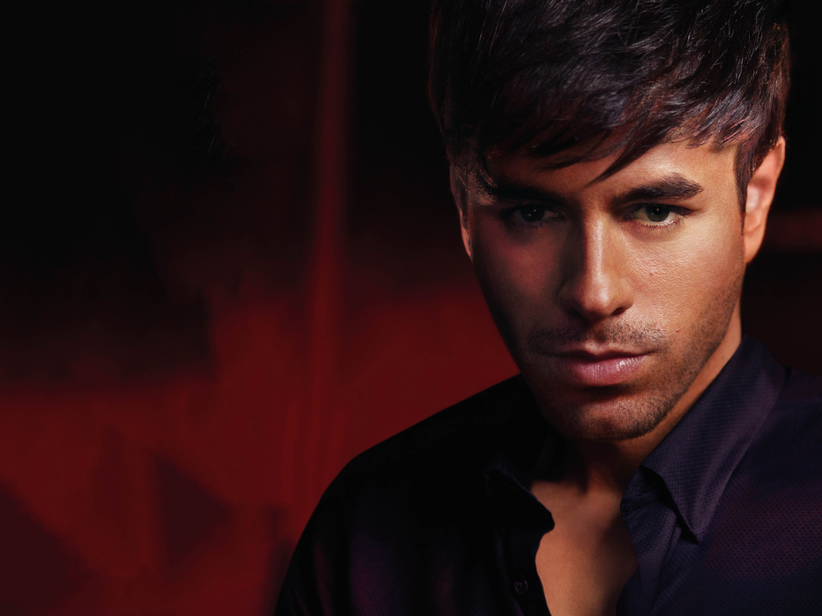 Испанский певец Энрике Иглесиас крупным планом