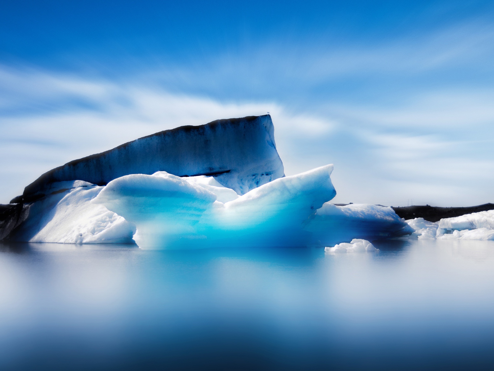 Большой синий айсберг в океане на фоне неба