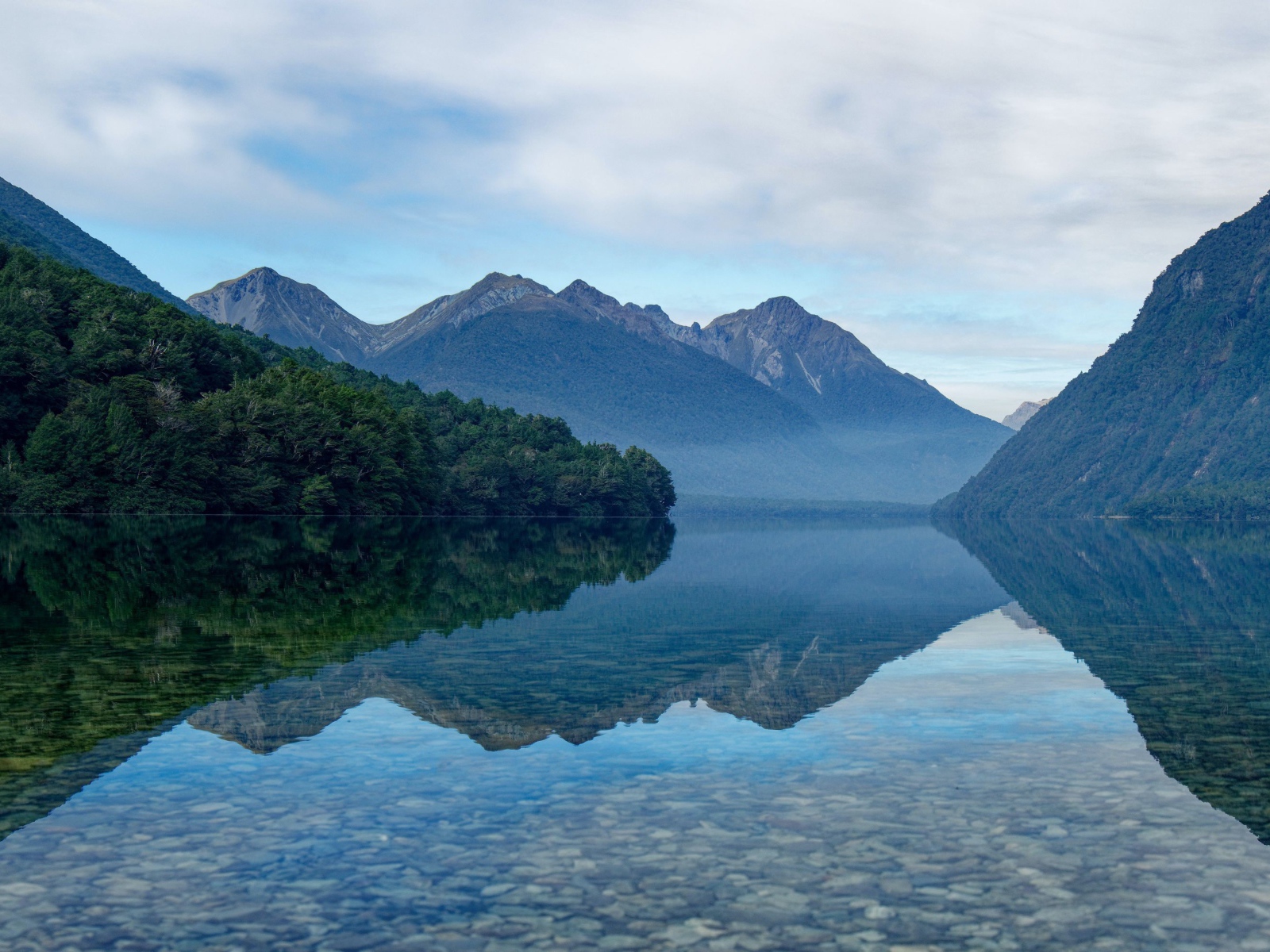 Прозрачная вода в горном озере  на рассвете