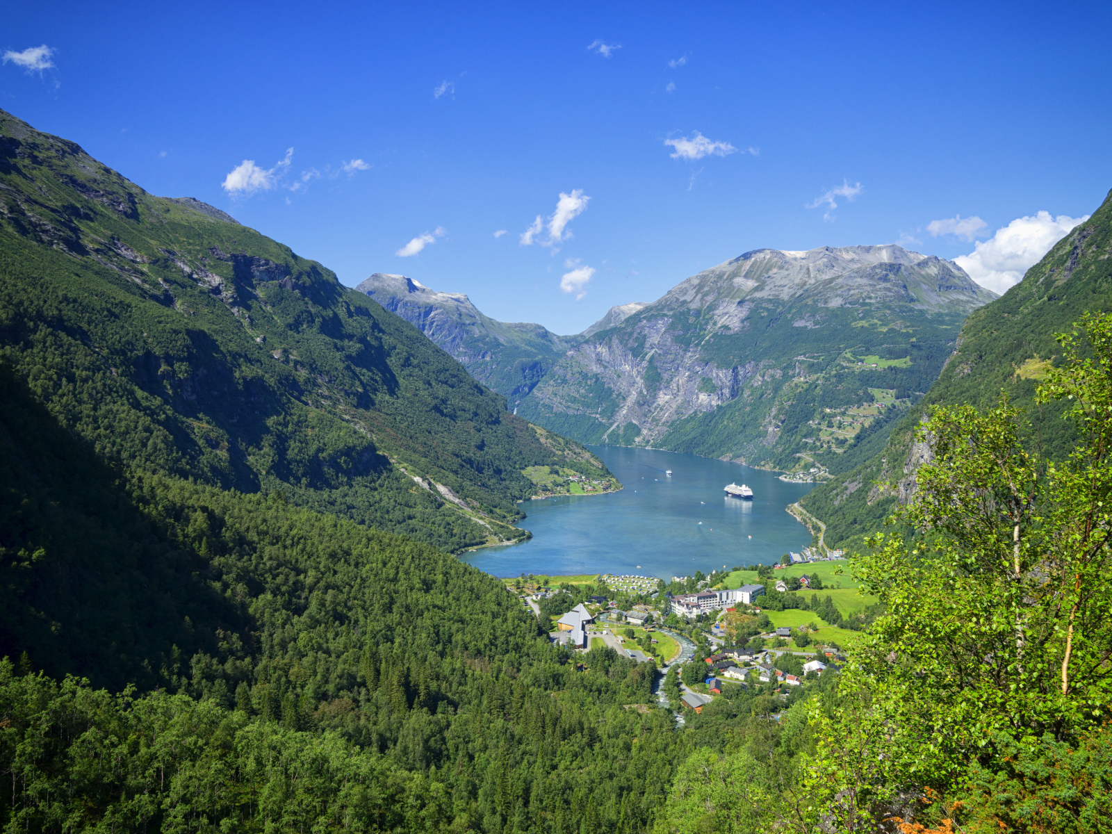 Норвежский фьорд в покрытых зеленью горах 