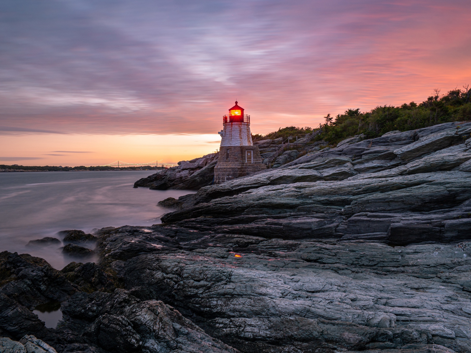 Каменный берег в океане с маяком 
