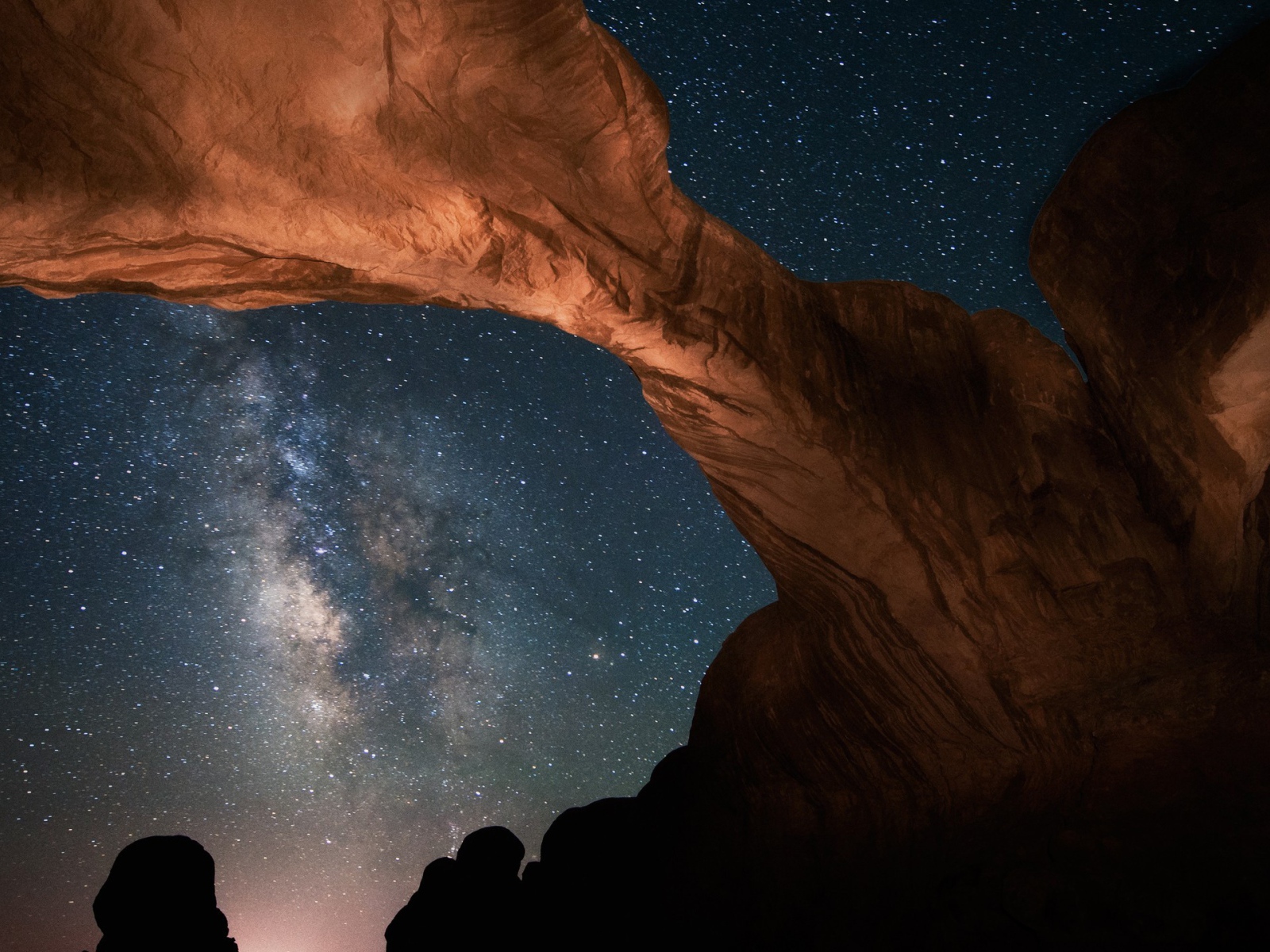 Каменная природная арка под звездным небом ночью 