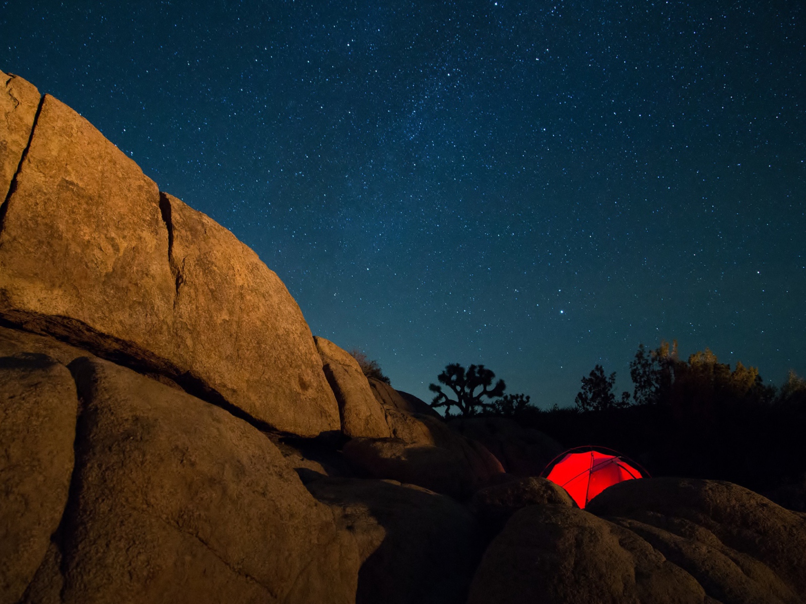 Палатка в горах под звездным небом 