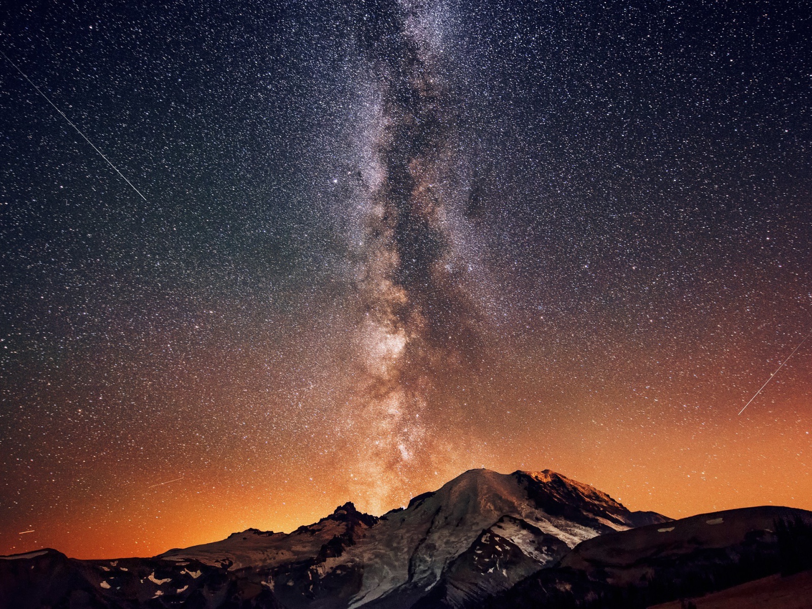 Млечный путь в звездном небе над горой 