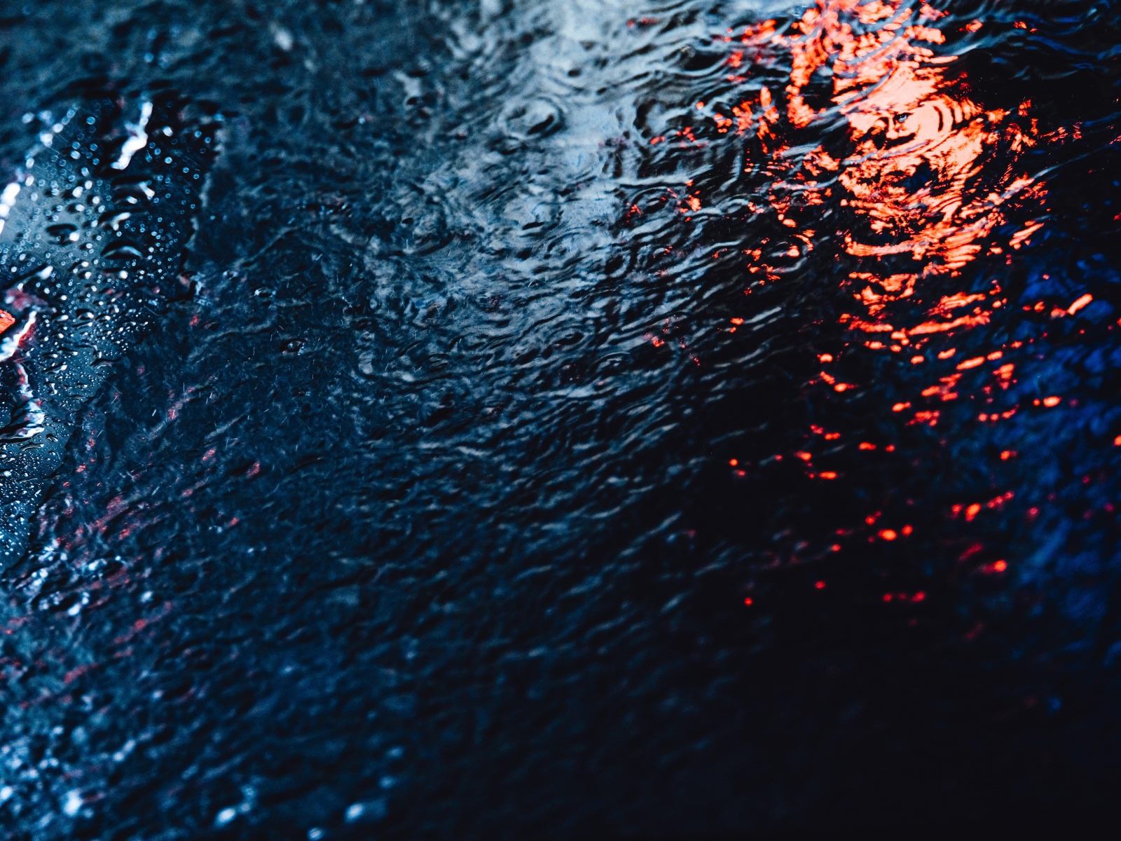 Мокрый асфальт во время дождя 