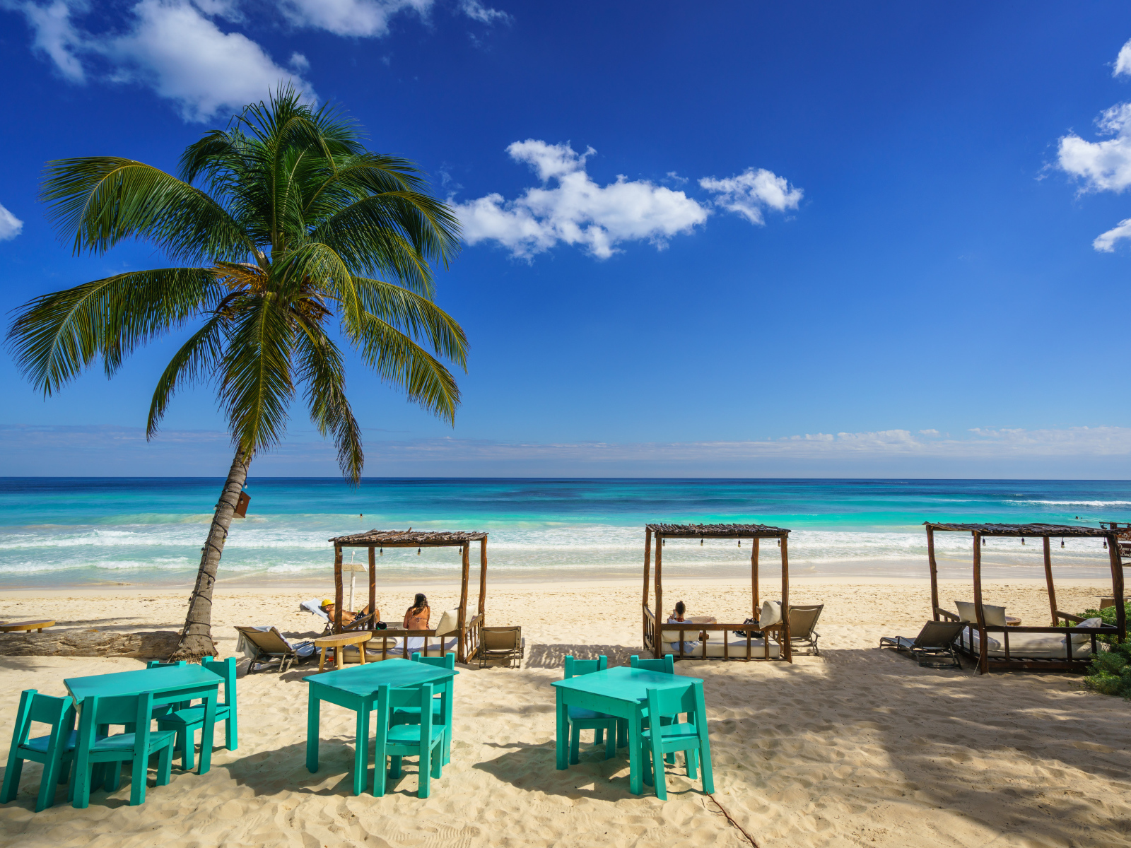 Красивый тропический пляж с горячим песком у океана 