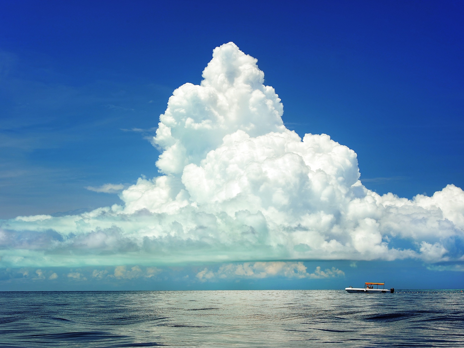 Красивое большое белое облако над морем 