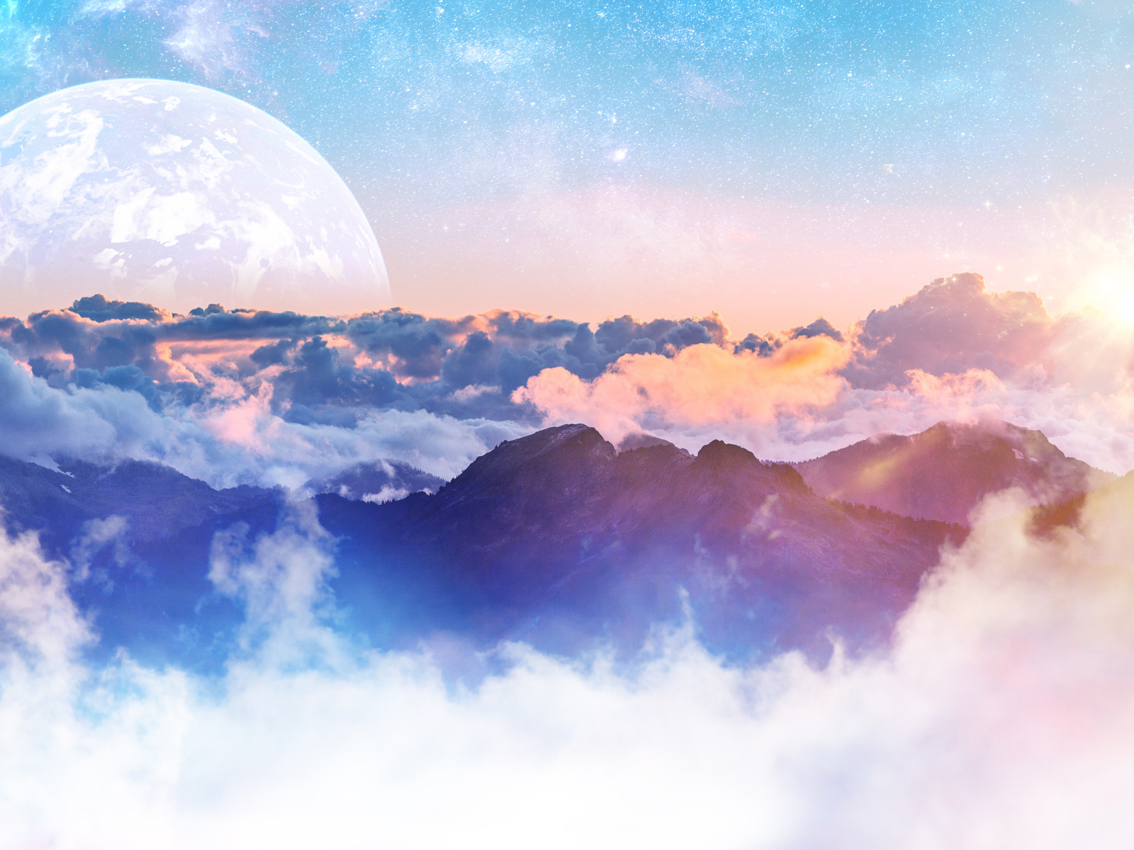 Густые облака над горами на фоне большой луны в небе