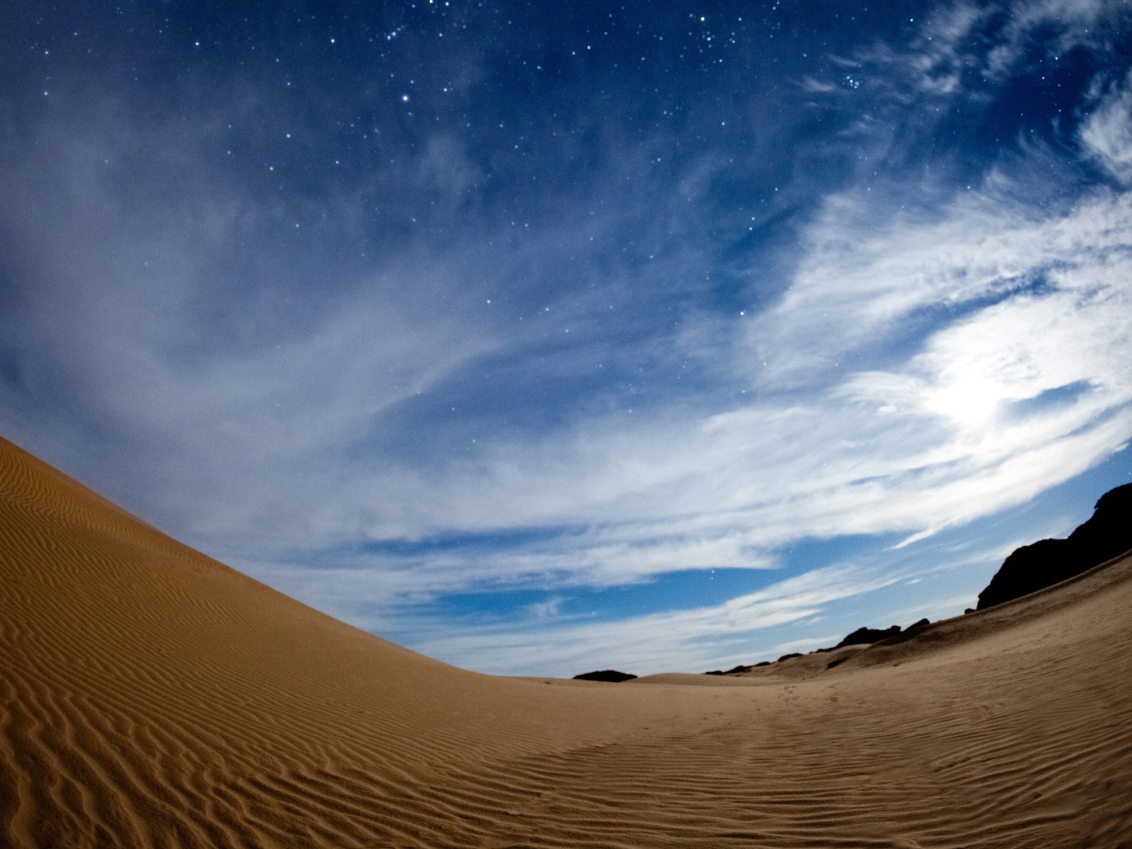 Волнистая песчаная дюна под красивым небом в сумерках 