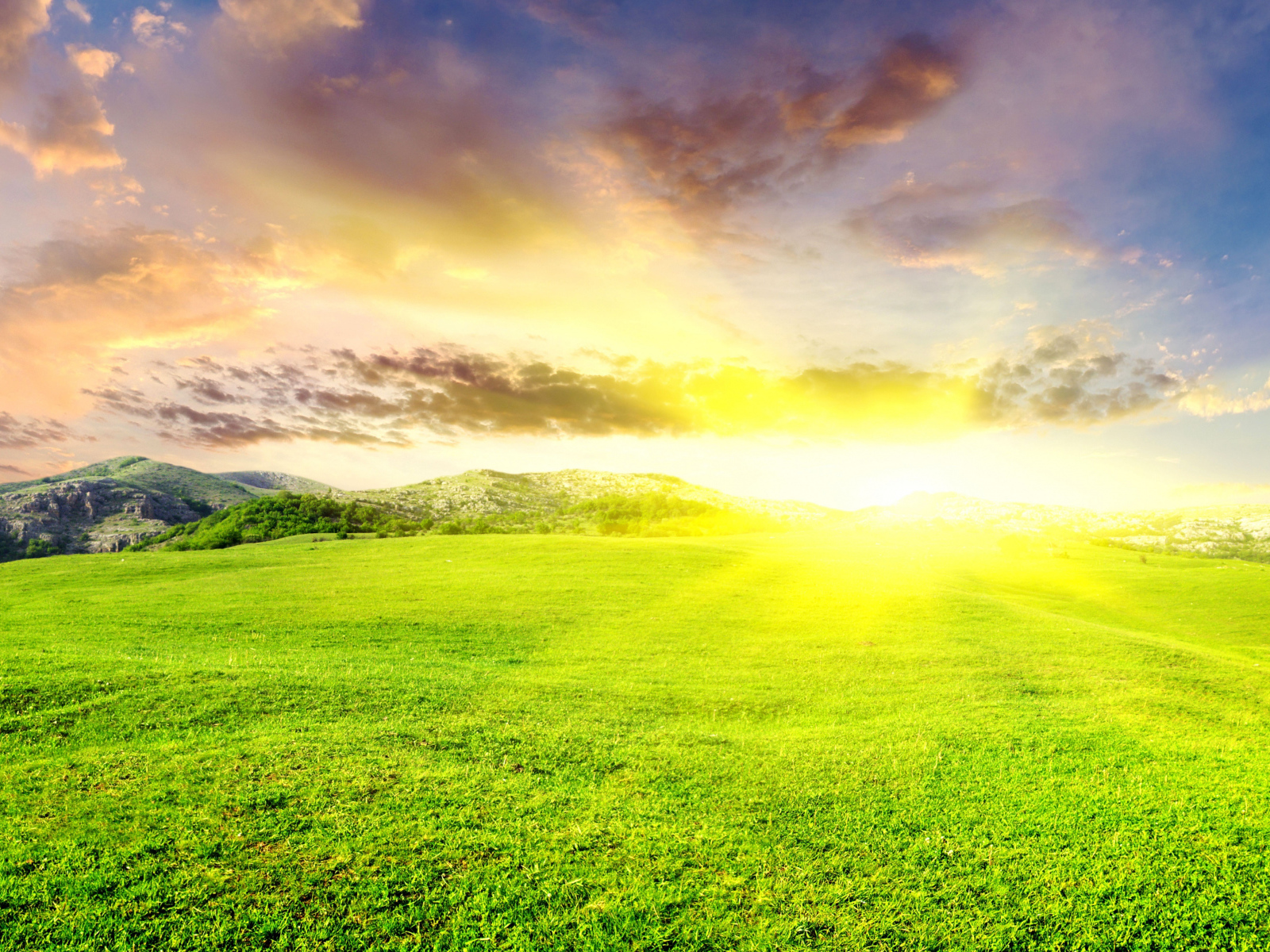 Восход солнца на зелеными полями 