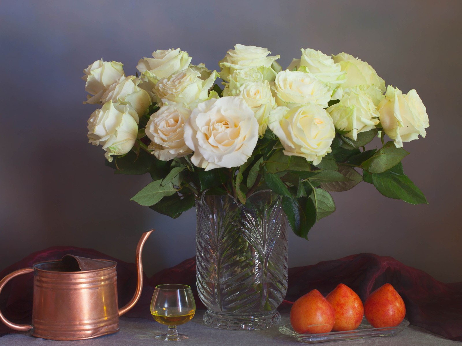 Большой букет белых роз в вазе на сером фоне