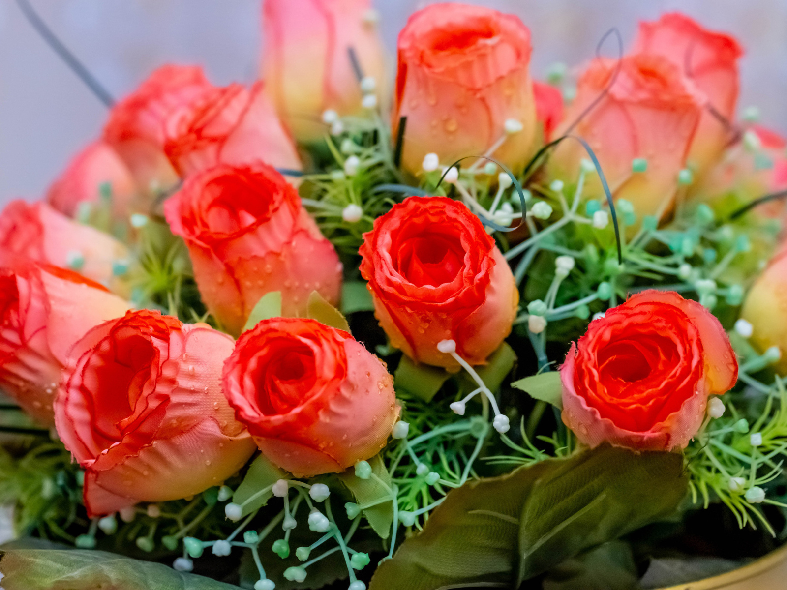 Букет искусственных роз крупным планом