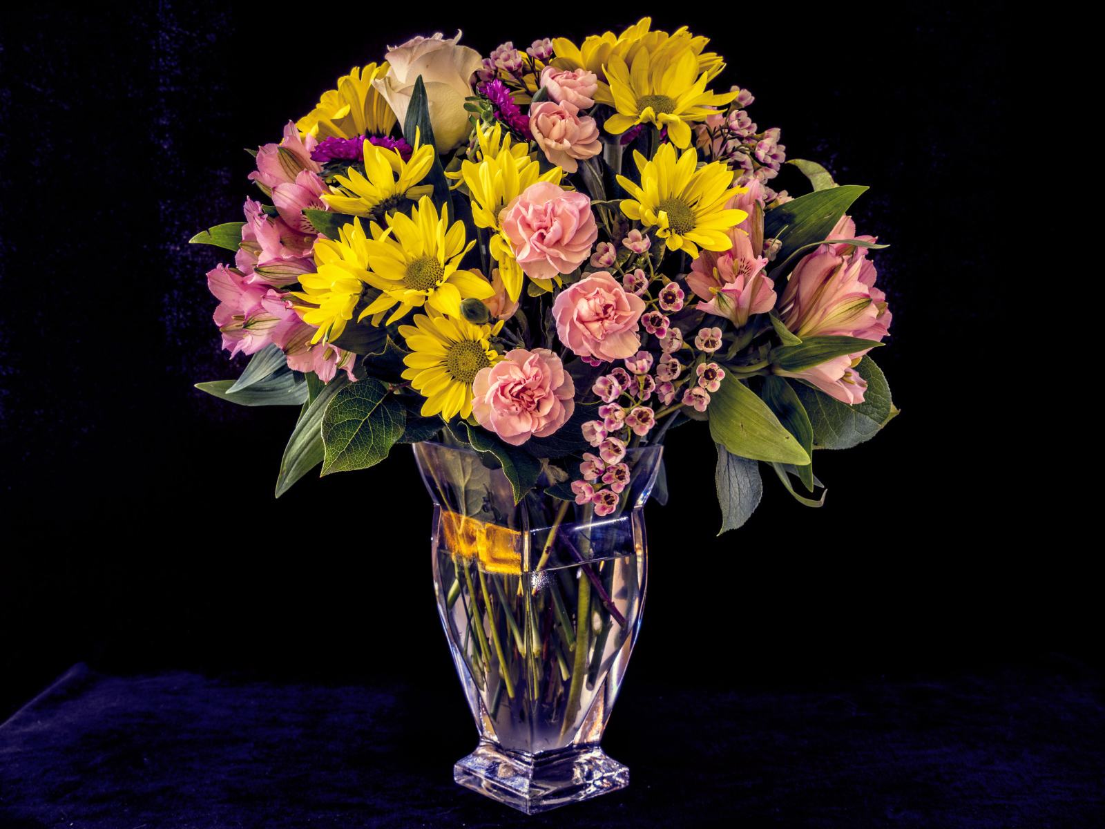 Букет красивых разноцветных цветов в вазе на черном фоне