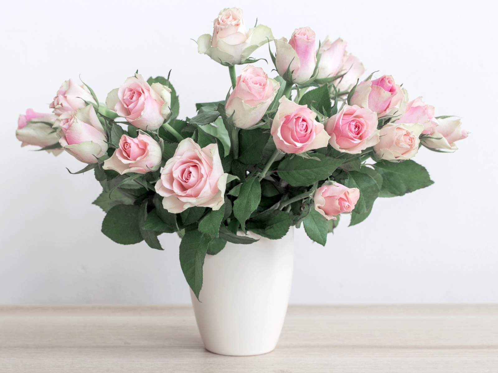 Букет красивых розовых роз в белой вазе 