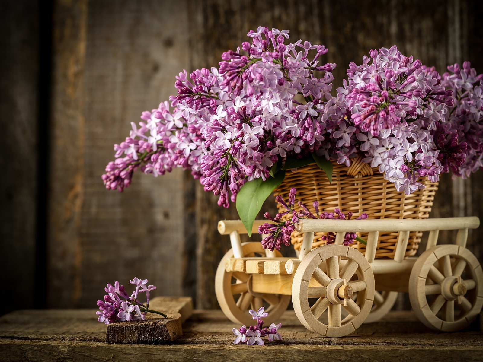 Букет весенней сирени в плетеной корзине