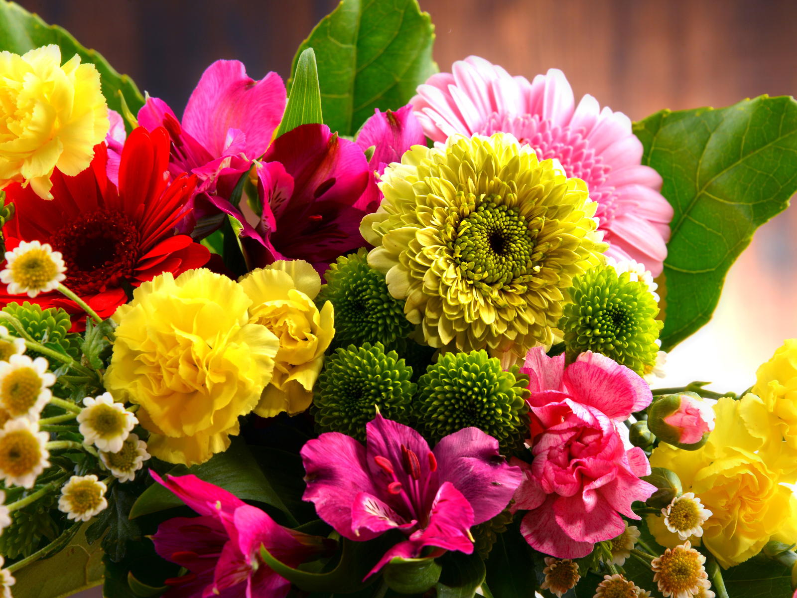 Букет с различными цветами крупным планом