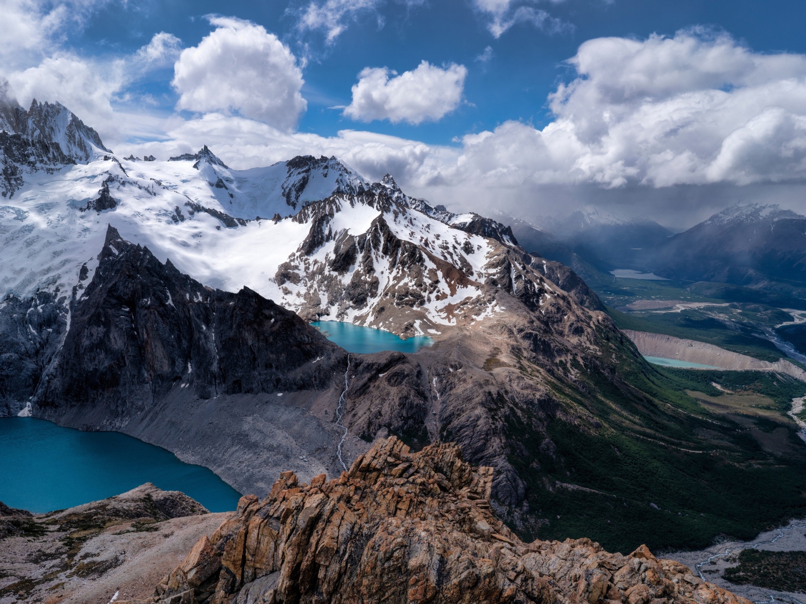 Голубые озера в заснеженных горах 