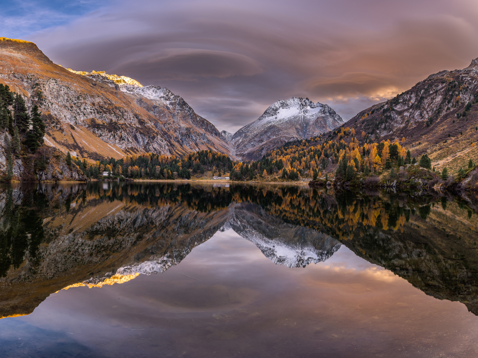 Горы отражаются в озере осенним днем
