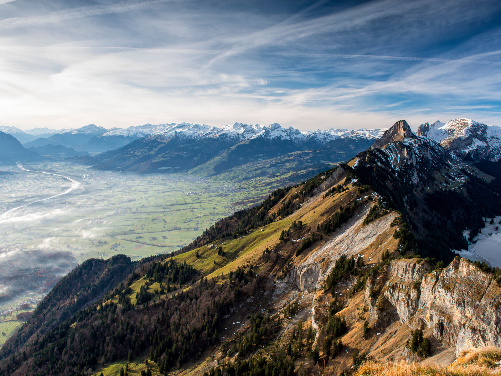 Живописные заснеженные горы год голубым небом, Швейцария