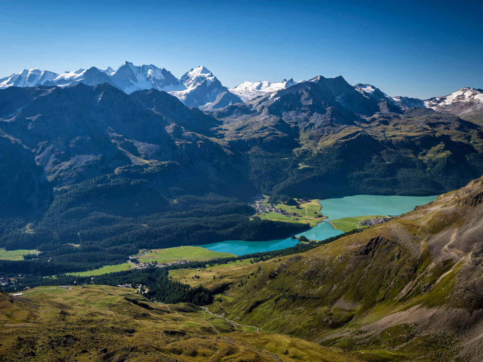 Заснеженные Швейцарские Альпы под голубым небом