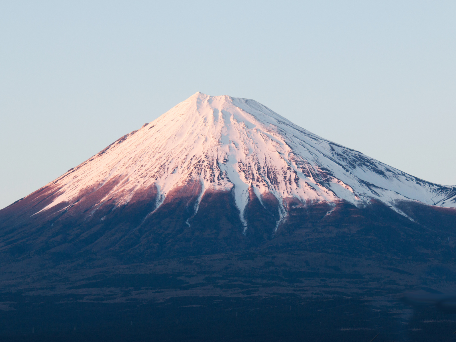 Заснеженная вершина горы Фуджи в лучах солнца