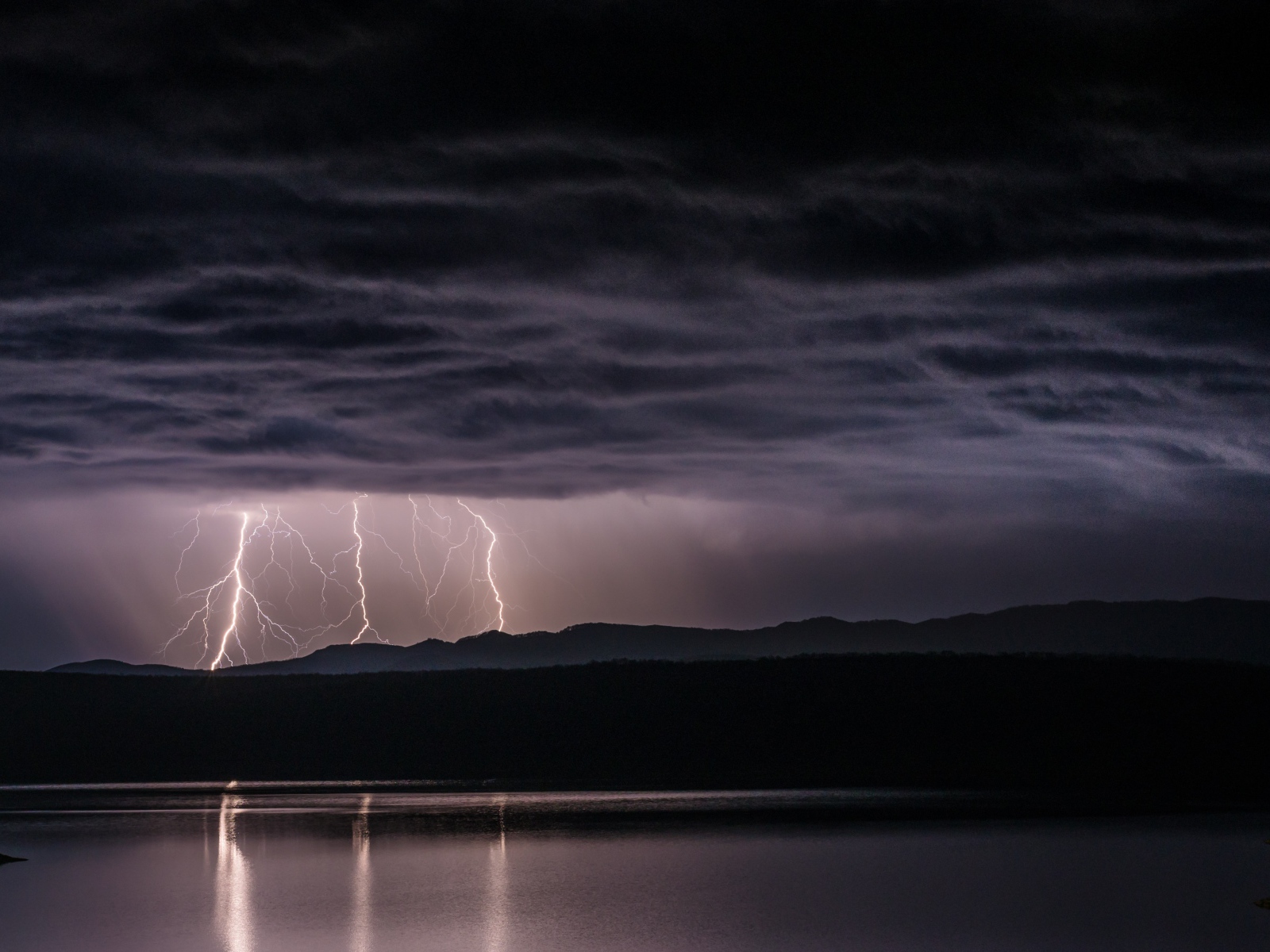 Яркая молния в штормовом небе 