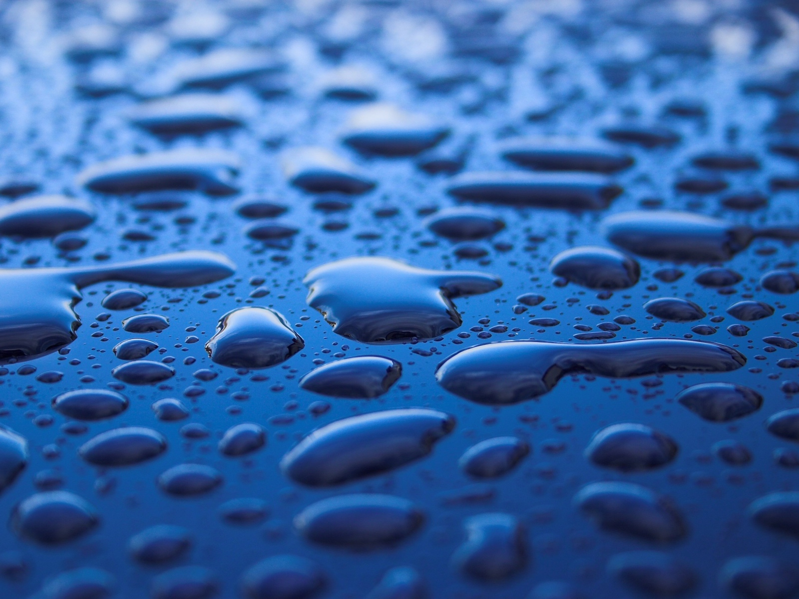 Капли дождя на черном поверхности 