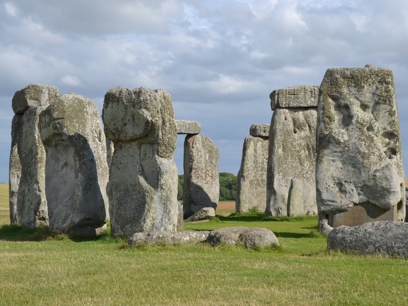 Каменное сооружение  стоунхендж под небом с облаками 