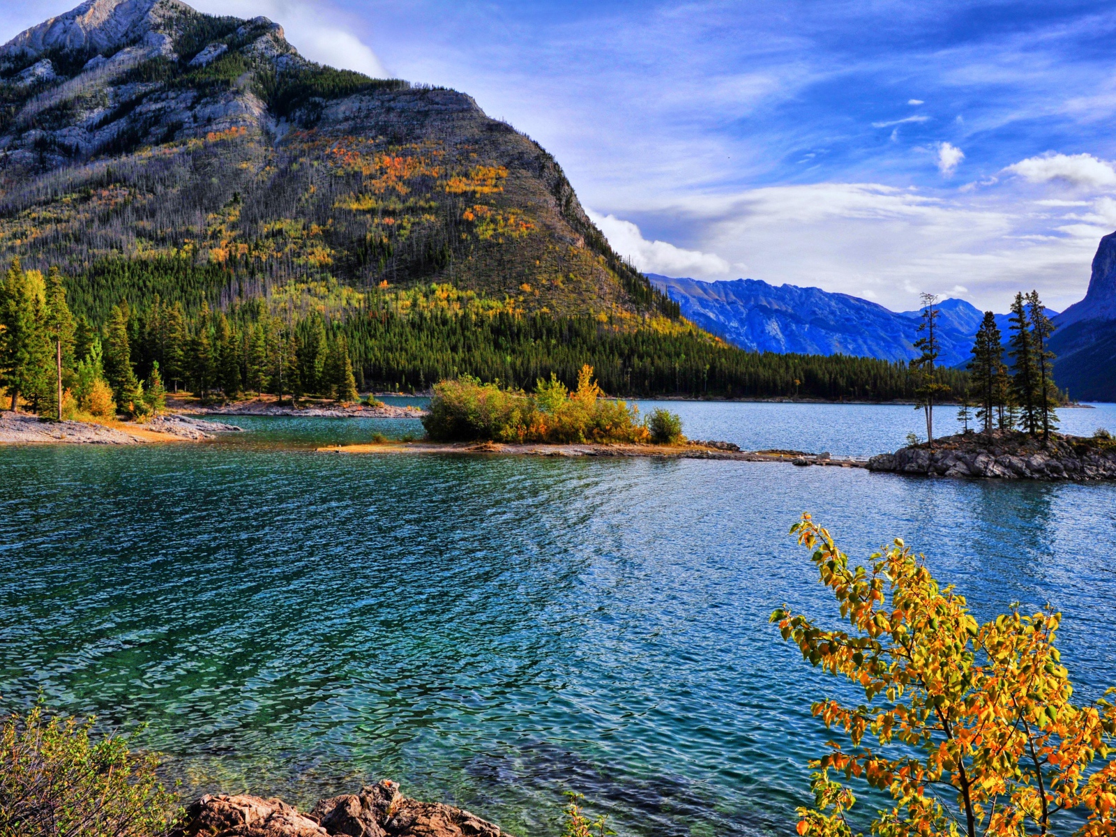 Красивая горная природа под голубым небом у озера