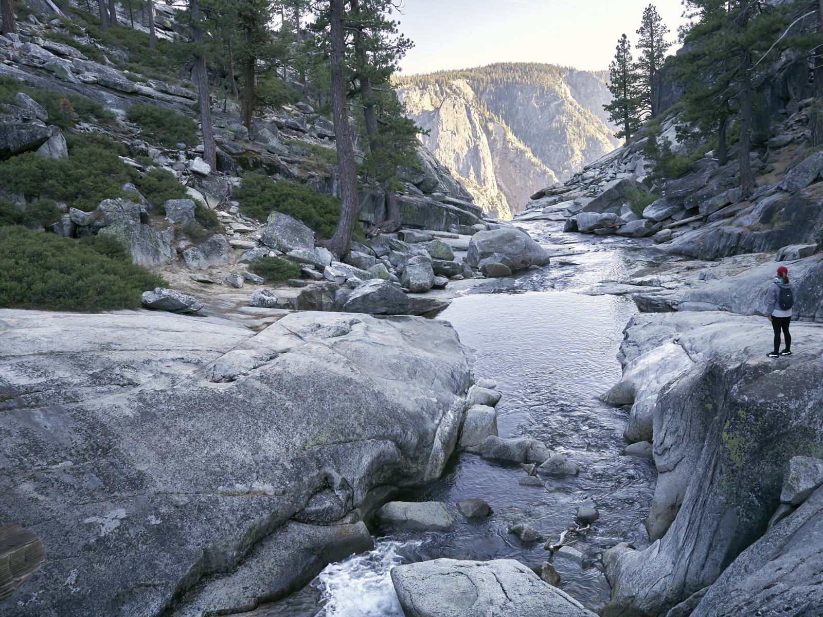 Красивая горная река с каменными берегами