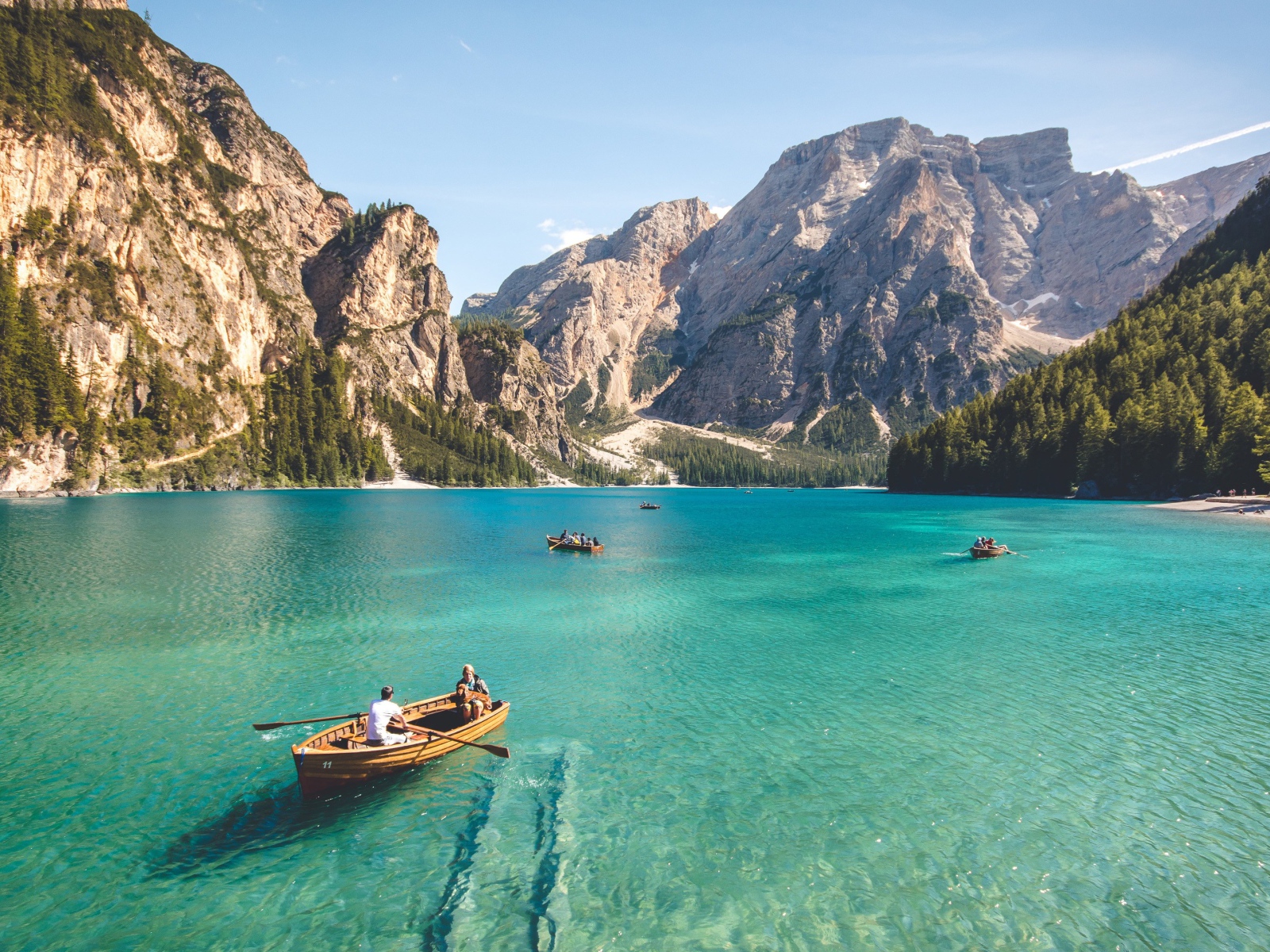 Лодки в голубой воде залива в горах 