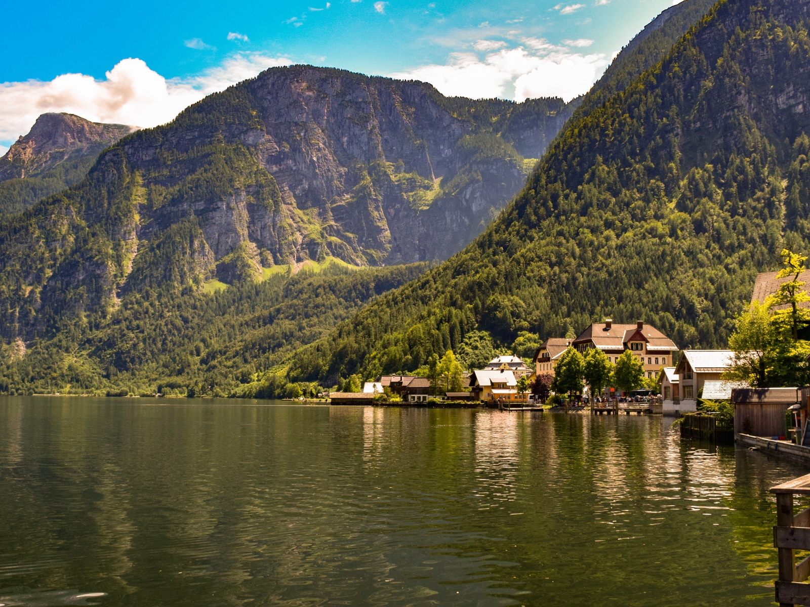 Дома на берегу спокойного горного озера летом