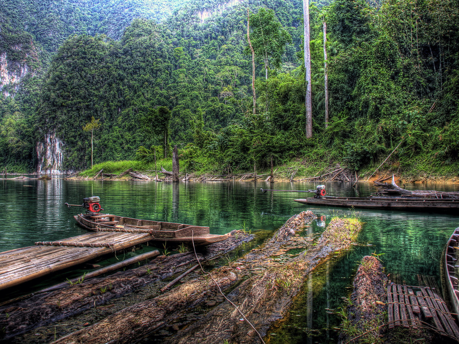 Старые деревянные лодки на берегу реки