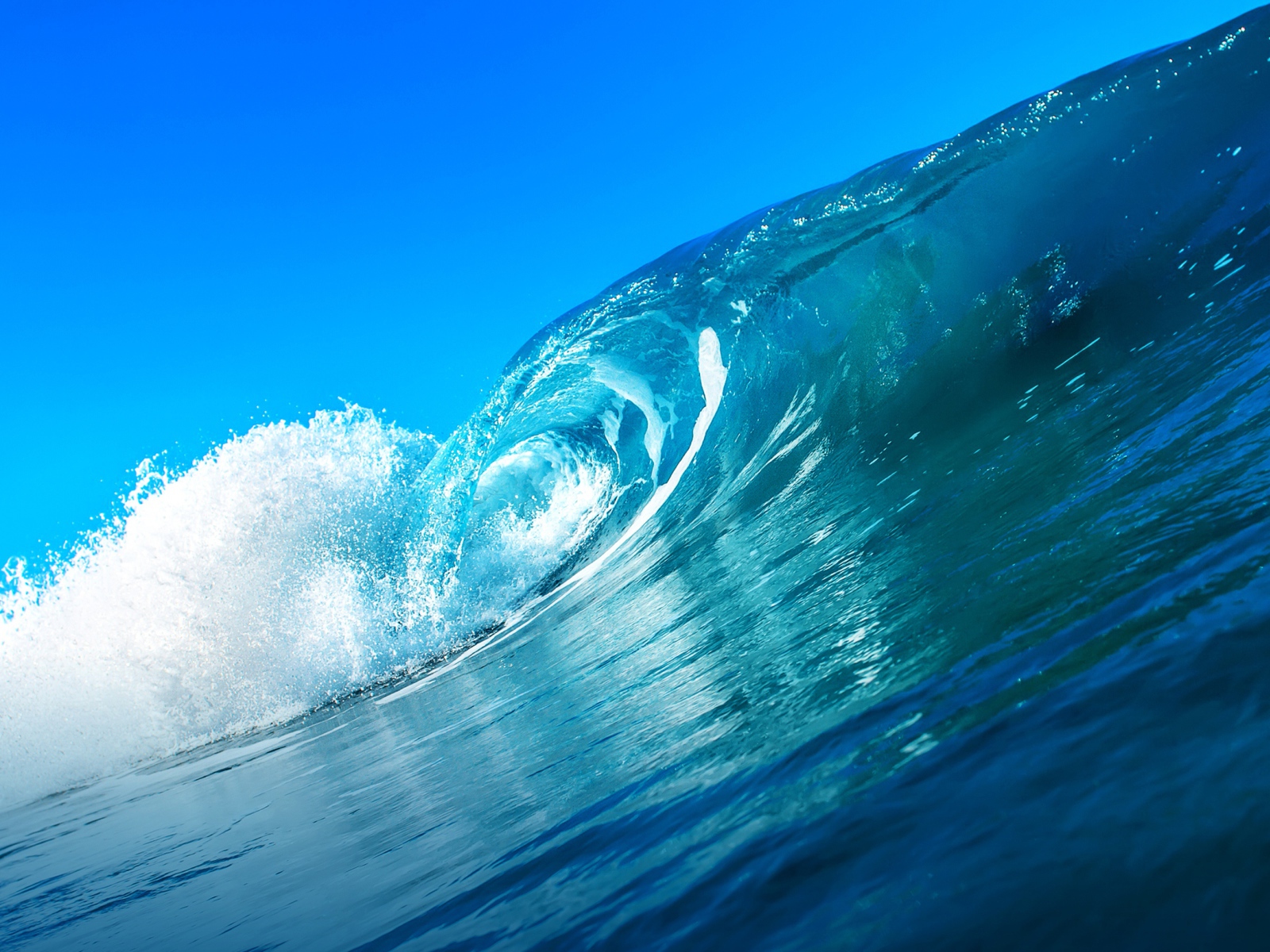 Красивая голубая волна в океане 