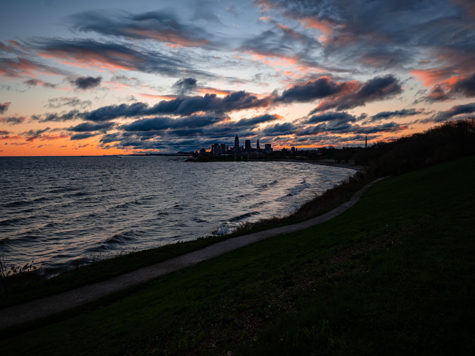 Грозовые облака низко над морем