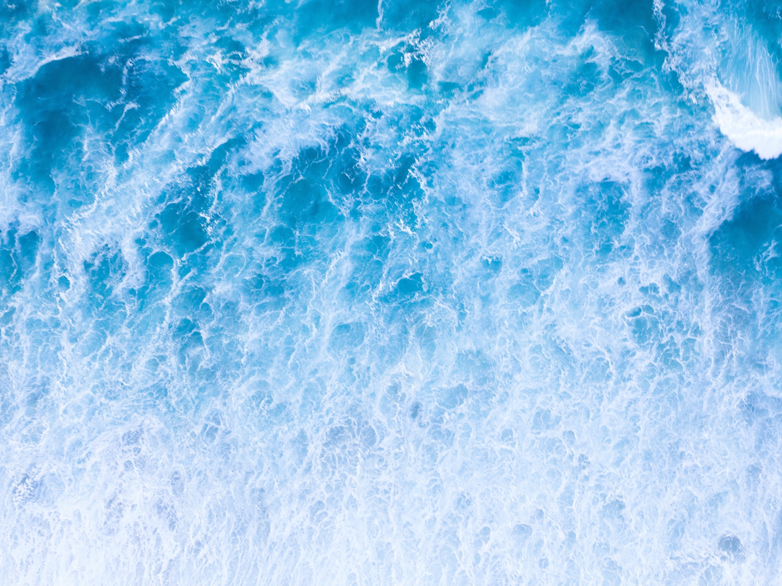 Вид сверху на белые бушующие морские волны 