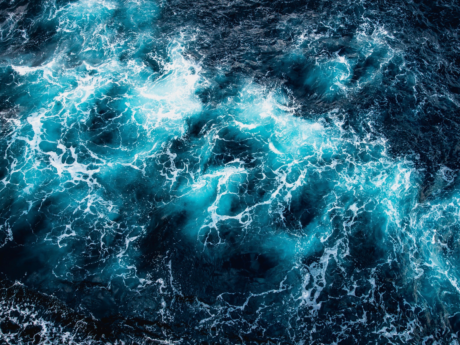 Вид на белые волны в океане сверху