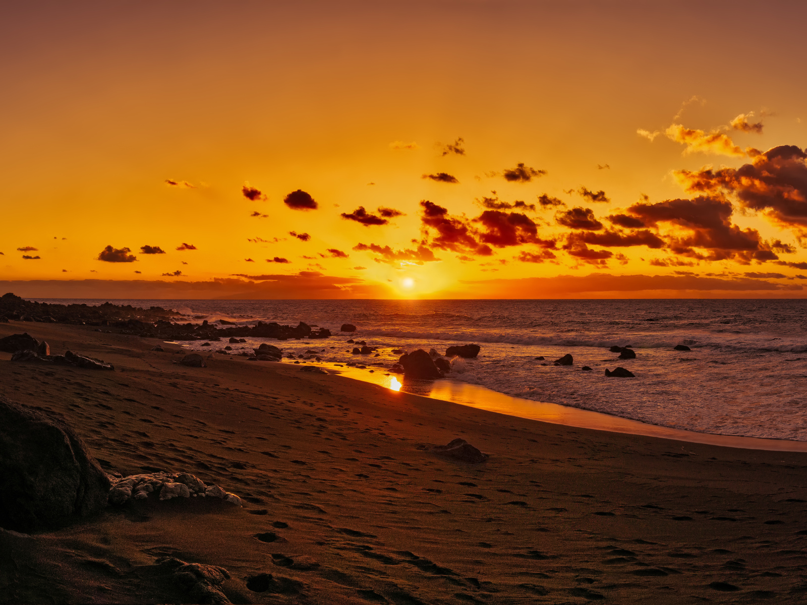 Красивый яркий закат солнца в небе над морем