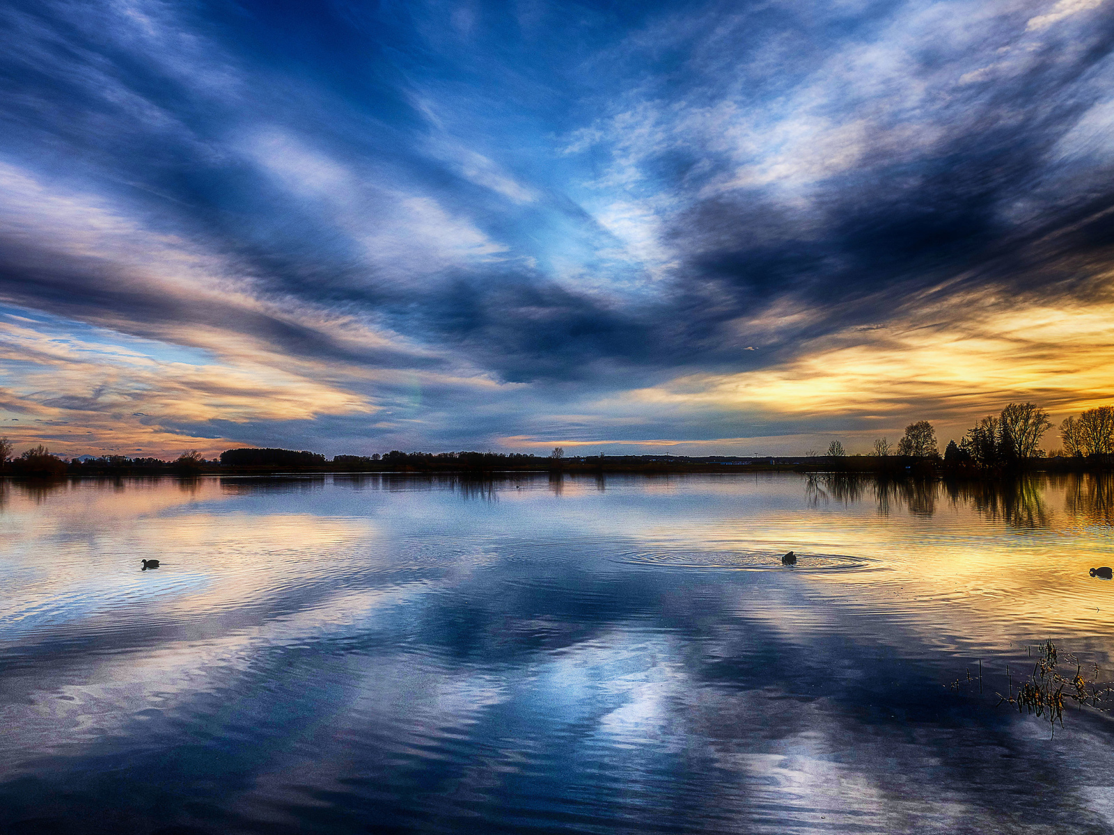 Красивое небо на закате отражается в озере