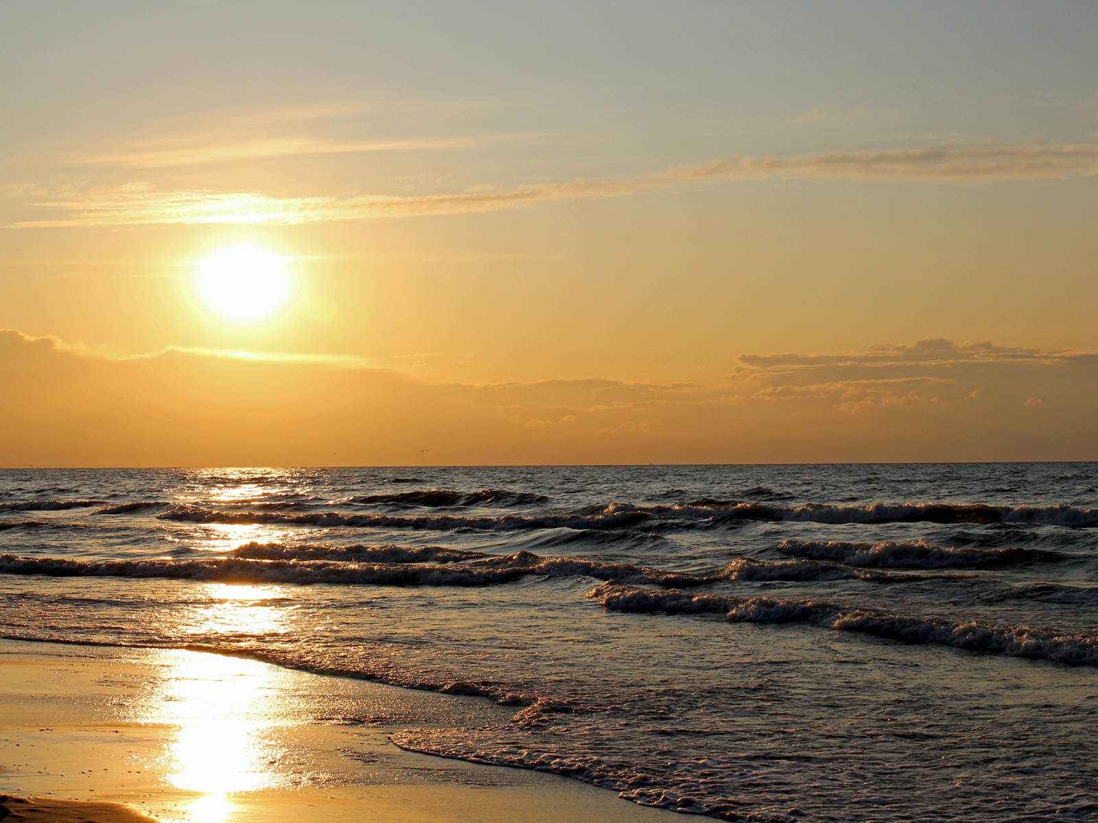 Закат яркого летнего солнца над морем