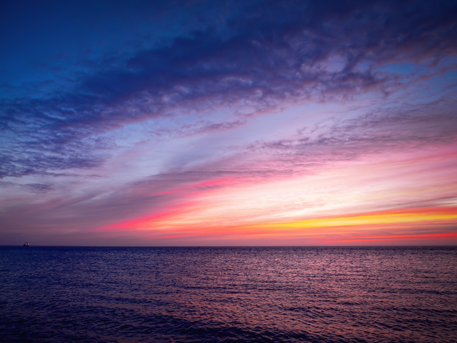 Бескрайнее спокойное море на закате солнца