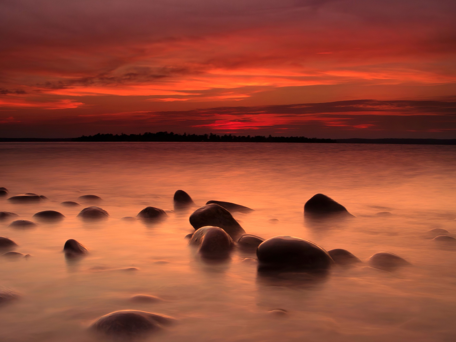 Камни в речной воде на закате солнца 