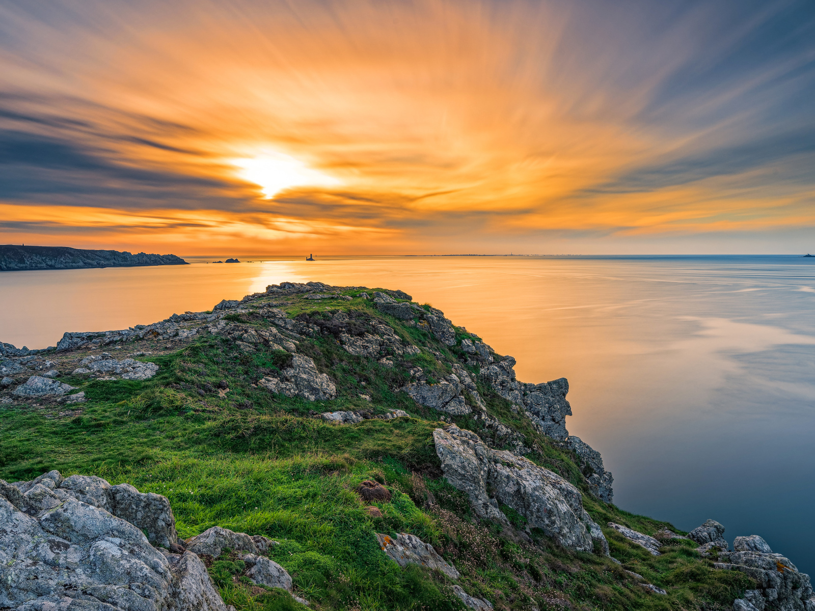 Вид со скалы на красивый закат в небе над спокойным морем 