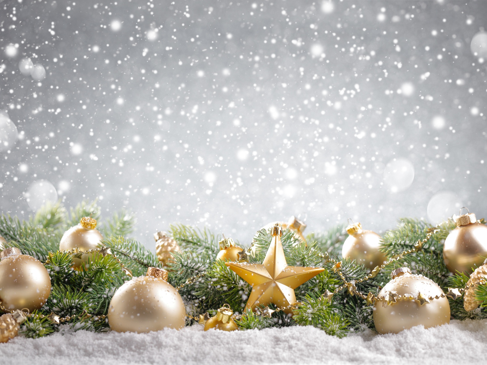 Красивые елочные игрушки с веткой, фон для новогодней открытки