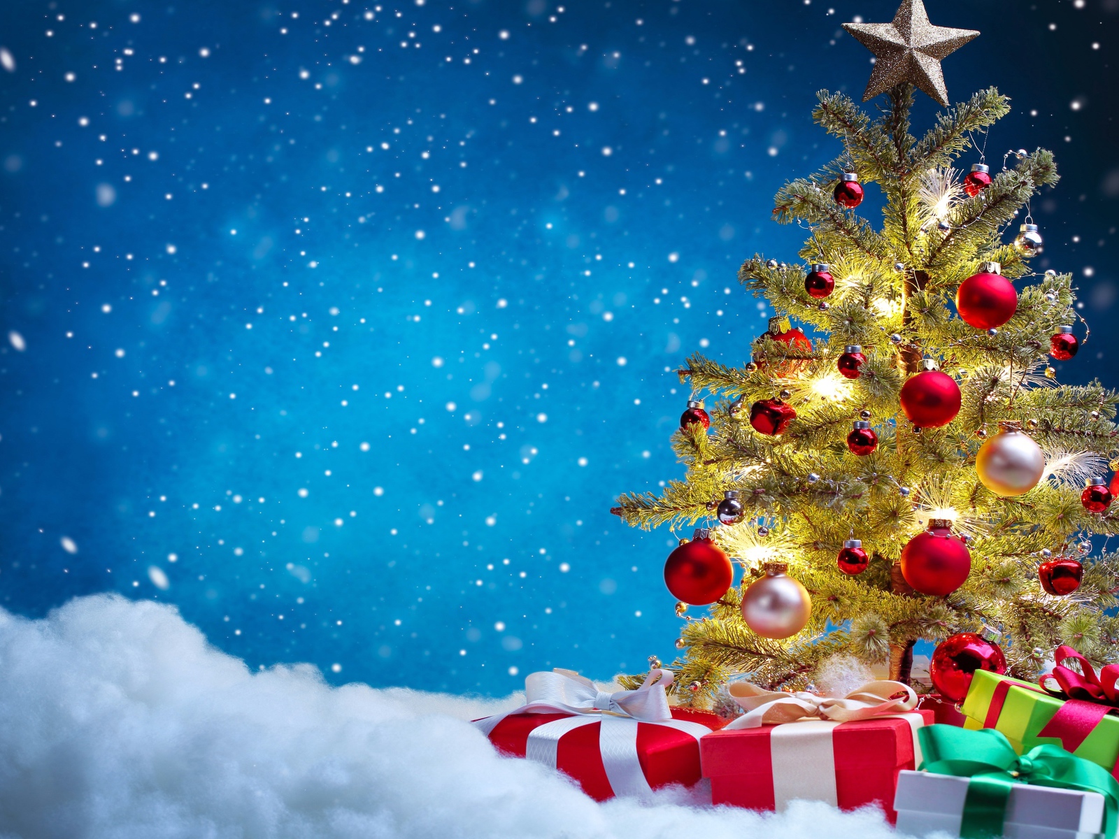 Красивая наряженная елка с подарками, фон для новогодней открытки