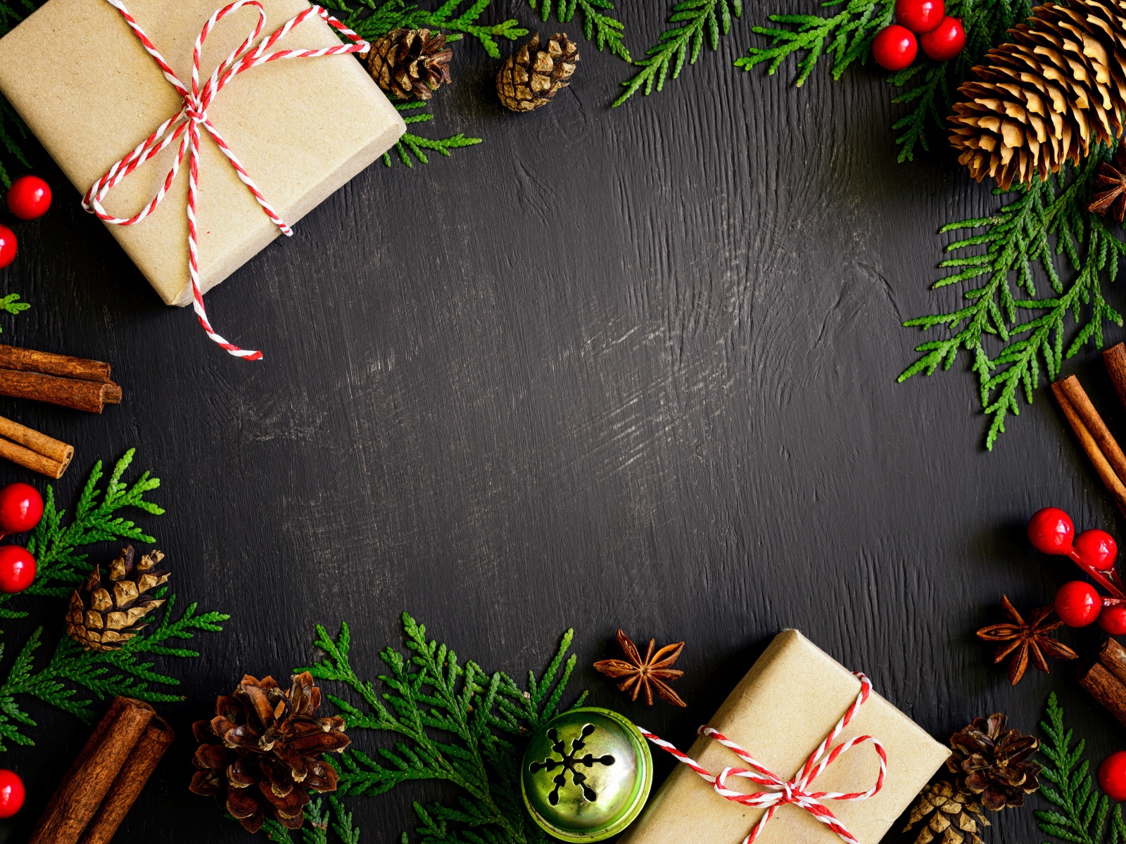 Новогодний декор на черном фоне, шаблон для новогодней открытки 