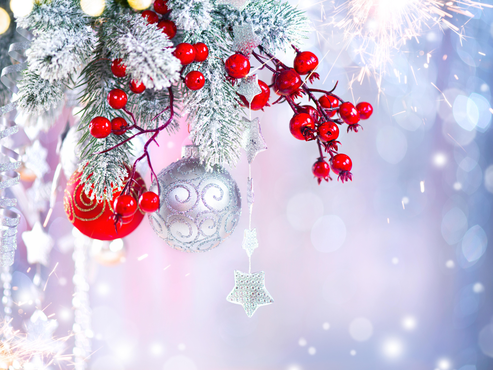 Заснеженная ветка с игрушками, фон для открытки на Новый год 