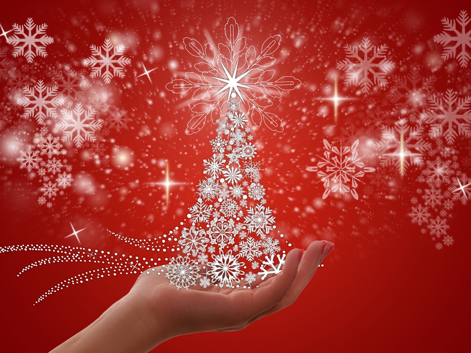Белая елка из снежинок на руке на красном фоне 