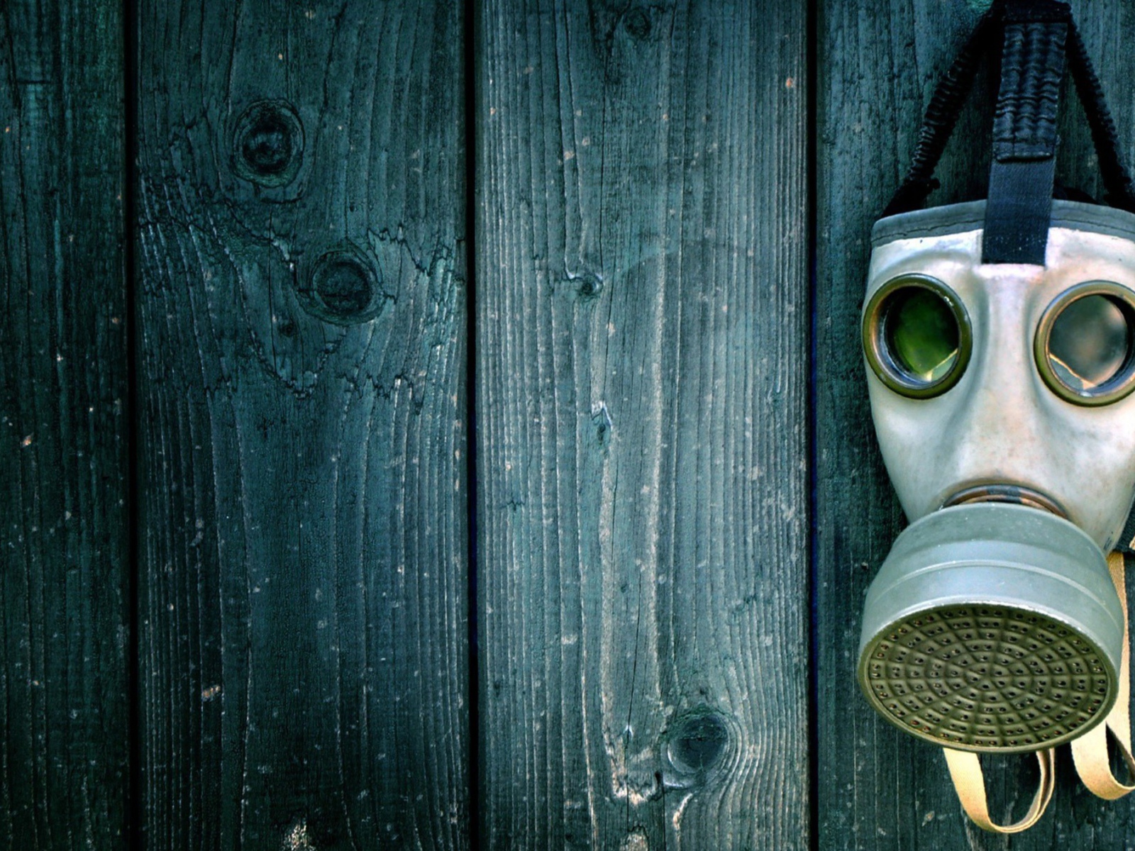 Противогаз висит на деревянное стене, пандемия covid-19
