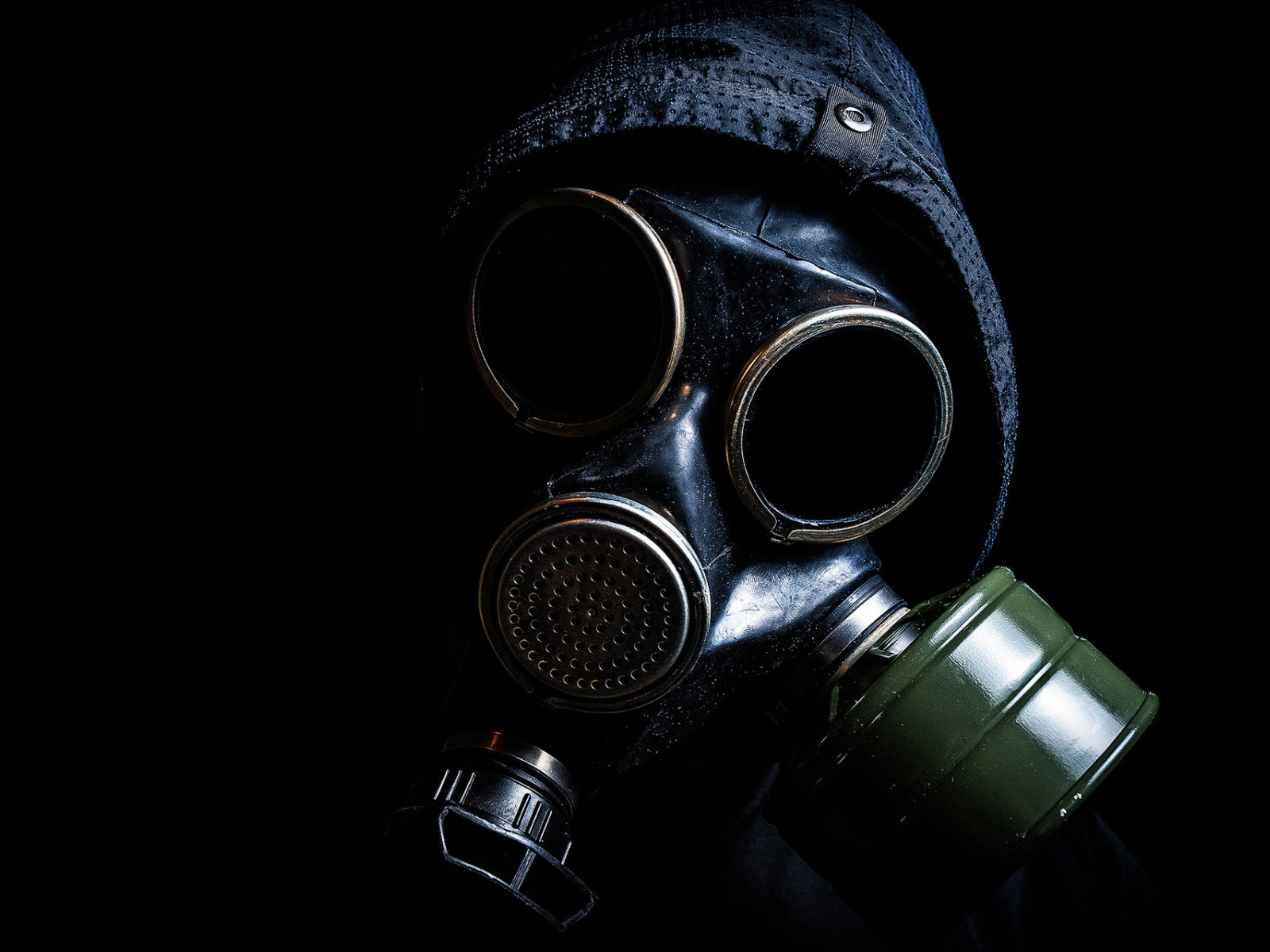 Парень в противогазе на черном фоне, пандемия коронавирус